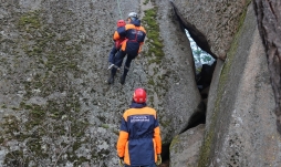 Красноярские спасатели сняли со скалы Такмак трёх туристов. Фото: КГКУ «Спасатель» 
