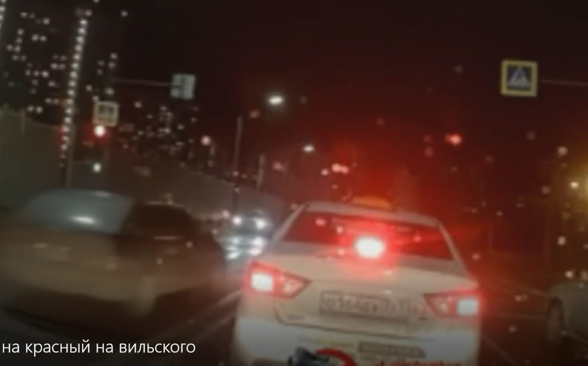 В Красноярске водитель проехал на красный на глазах у полицейских