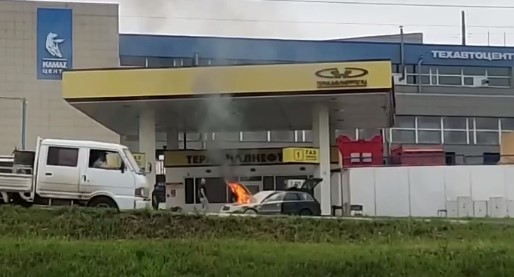 Автомобиль загорелся на заправке в Центральном районе Красноярска  