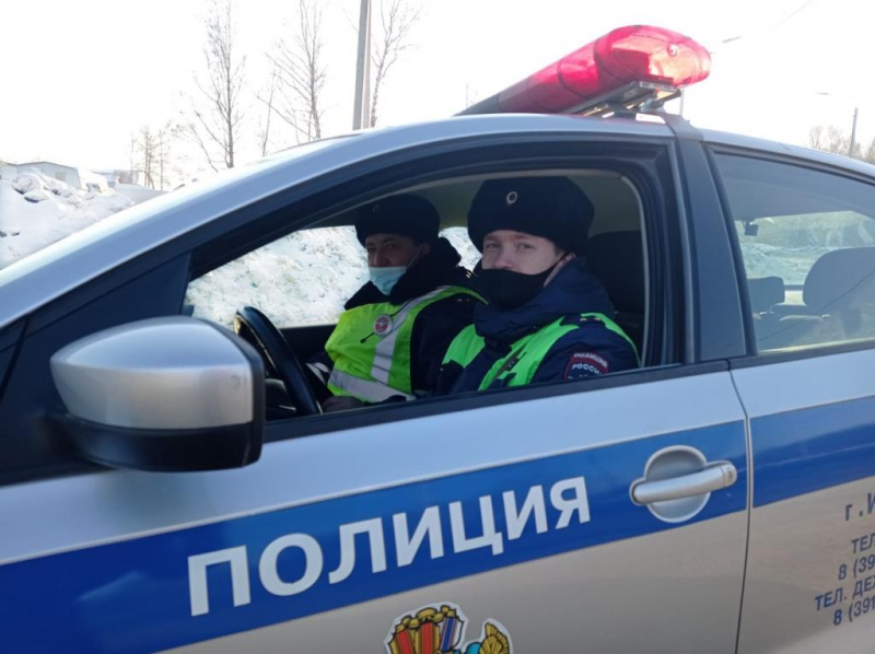 В Красноярском крае автоинспекторы спасли в мороз женщину с детьми