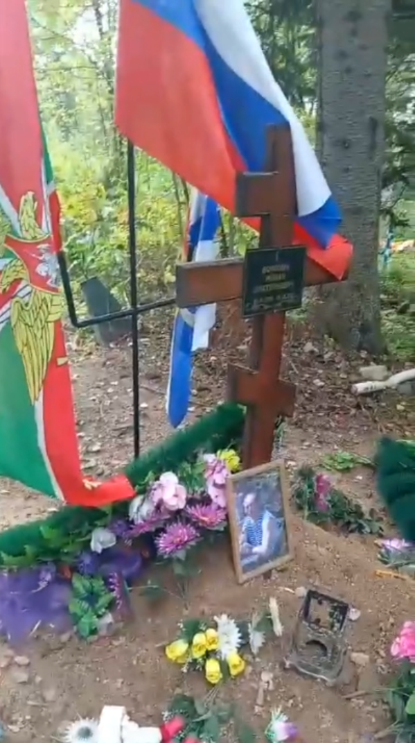 Неизвестные разгромили могилу участника СВО в Артёмовске Красноярского края