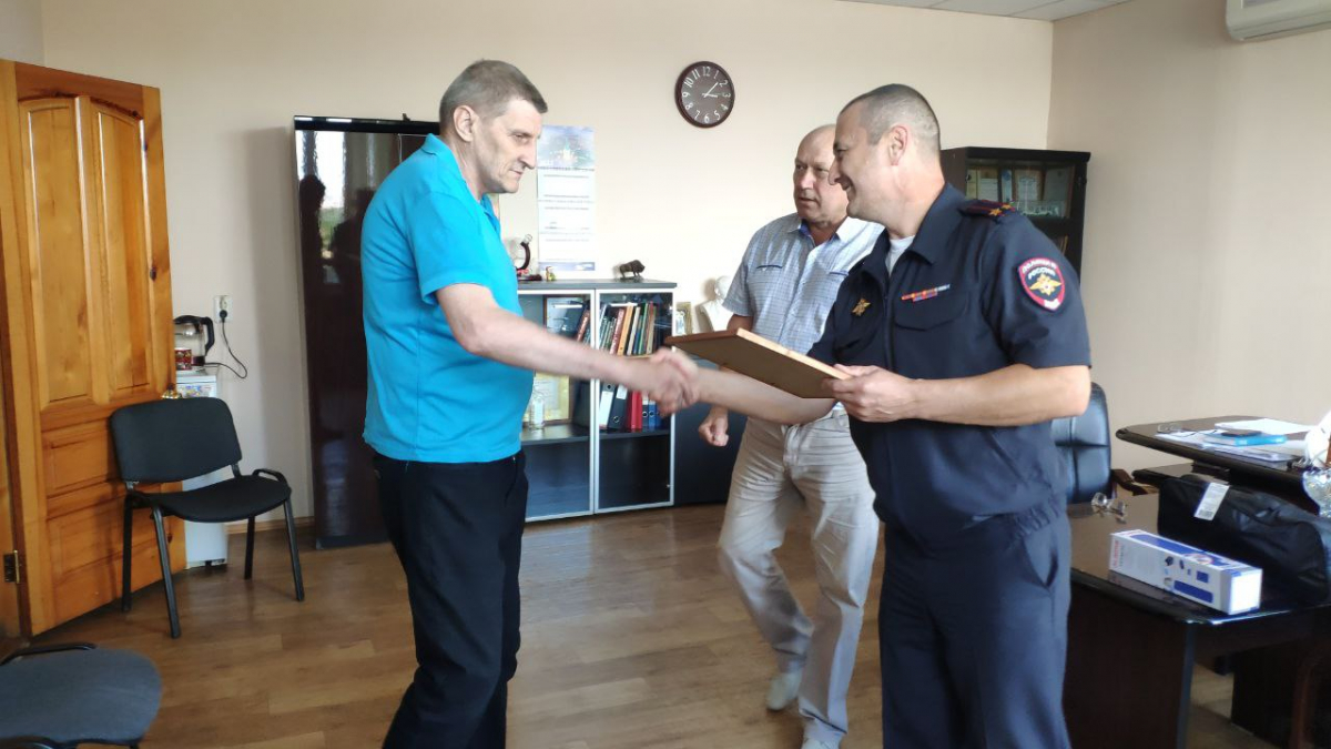 В Красноярске наградили водителя маршрутки, который мастерски остановил нетрезвого лихача