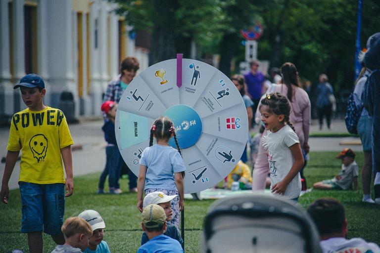 Самая длинная раскраска, колесо фортуны и мастер-классы: программа красноярского проекта «В центре Мира» на 2 июля 