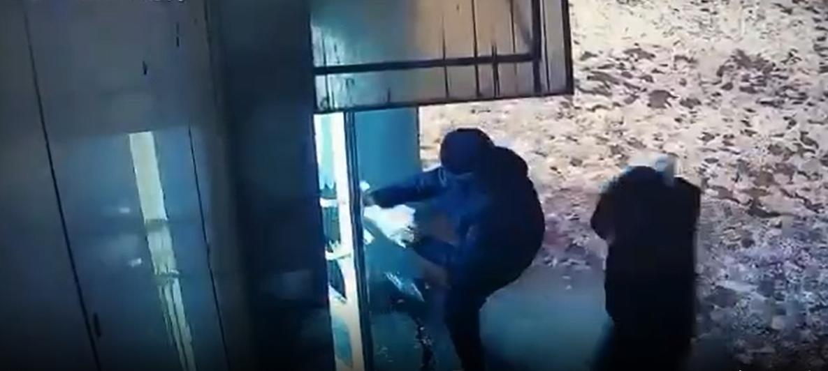 В Красноярске хулиган разбил дверь лифта в переходе на пр. Свободный