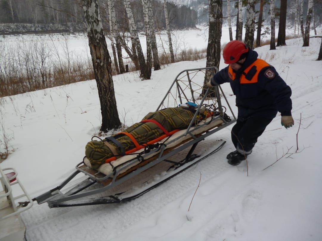 В Красноярском крае больного мужчину эвакуировали до больницы на санях