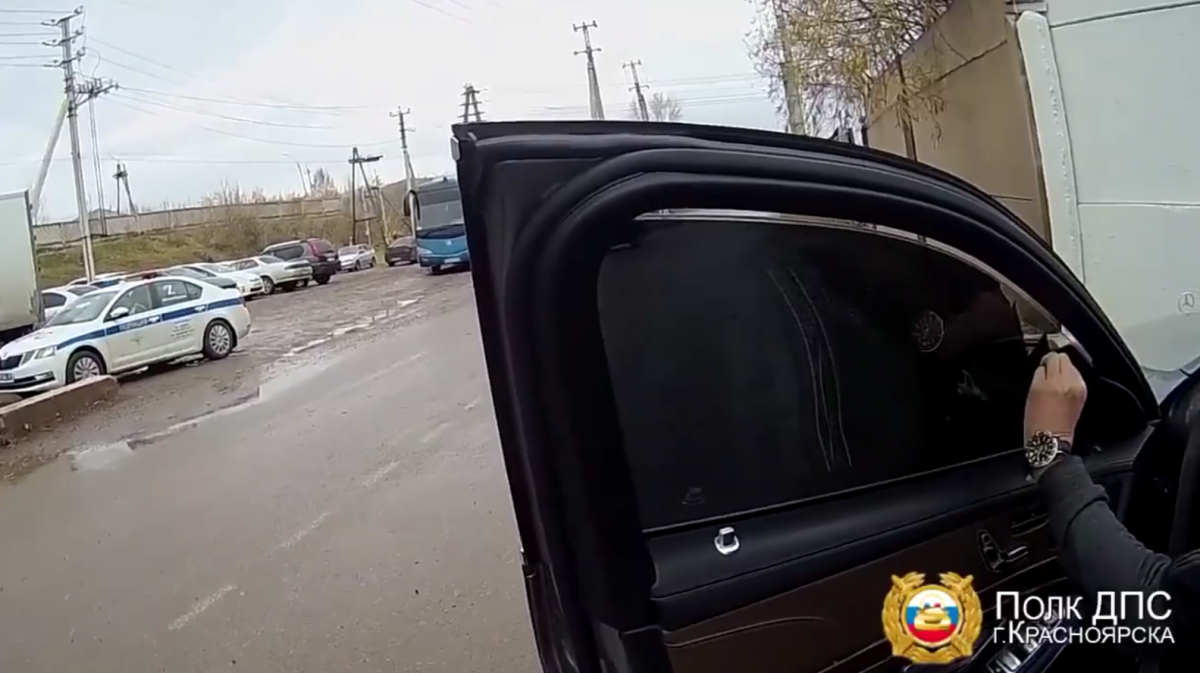 В Красноярске на 12 суток арестовали водителя Mercedes за любовь к тонировке