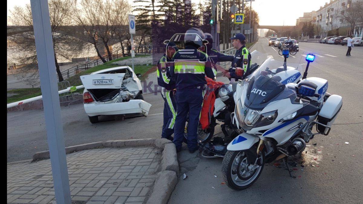 В Красноярске мотоциклист ДПС попал в аварию во время погони — Новости  Красноярска на 7 канале