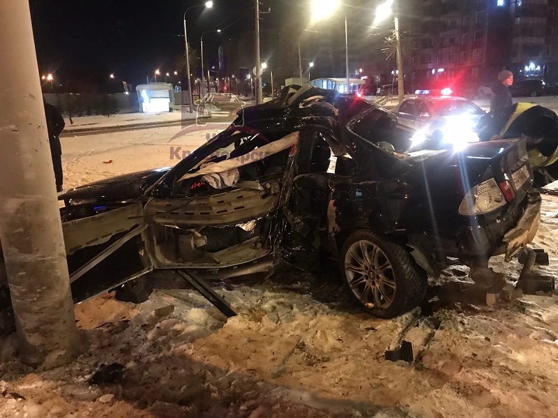 В Красноярске 21-летний гонщик на BMW врезался в столб