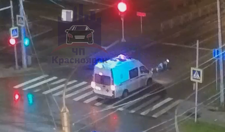 В Красноярске машина скорой помощи сбила пешехода