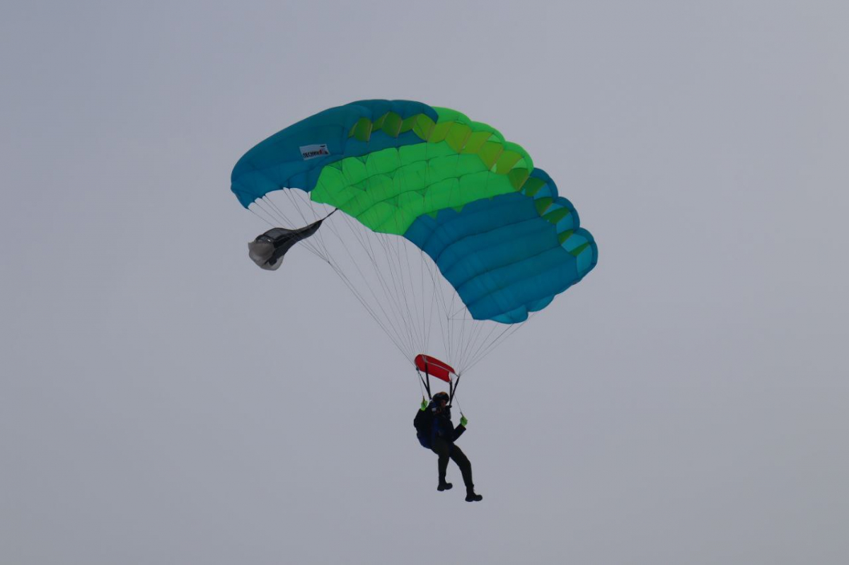 Прыжки с парашютом начали отрабатывать лесные пожарные в Красноярском крае