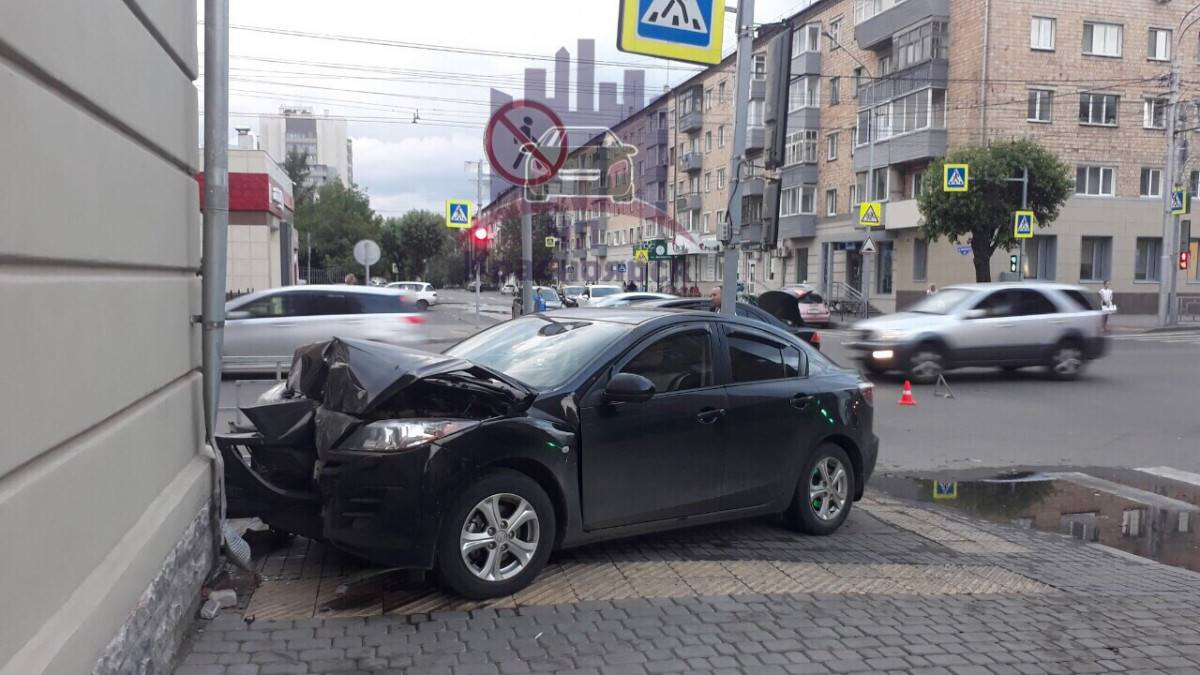 Иномарка пролетела через тротуар и врезалась в жилой дом в центре  Красноярска (видео) — Новости Красноярска на 7 канале