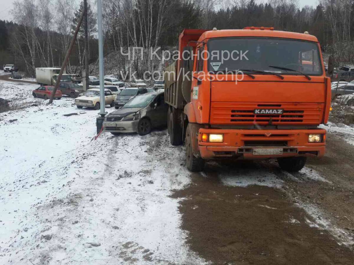 Шесть авто попали под колеса КамАЗа на парковке в Ветлужанке — Новости  Красноярска на 7 канале