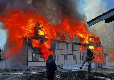 В Красноярском крае горит гостевой домик на базе отдыха «Ергаки»