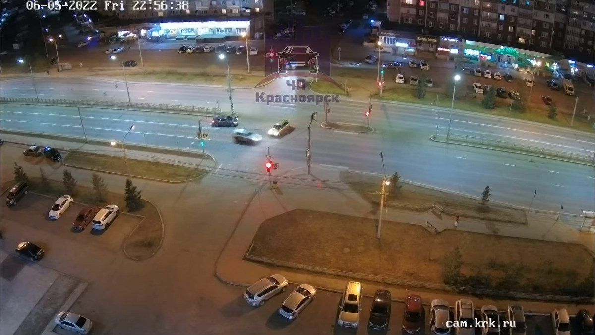 В Красноярске на улице Молокова перевернулась машина