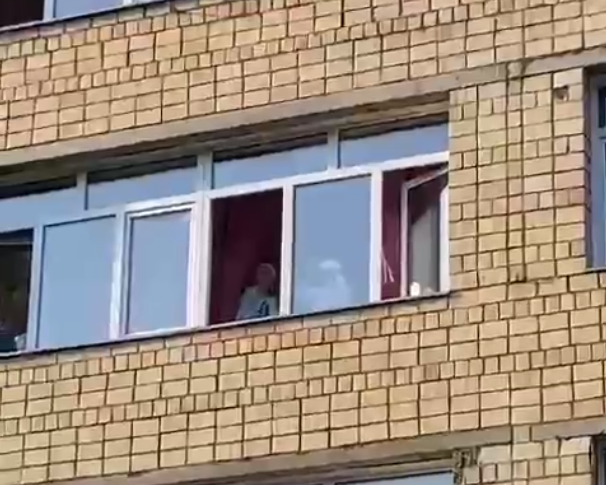 Пострадавшая от падения куска балкона в Красноярске пошла на поправку