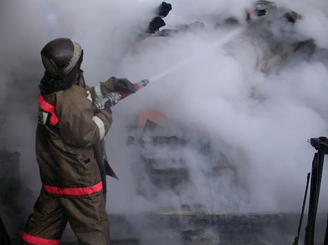 В Красноярском крае из-за взорвавшегося газового баллона загорелась кровля. Фото: МЧС