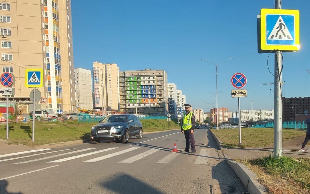 Пешеход красноярск. Проспект молодежный 6 Красноярск. Пешеходный переход рядом с детской поликлиникой Нягань. ДТП Красноярск в Солнечном женщина и ребёнок.