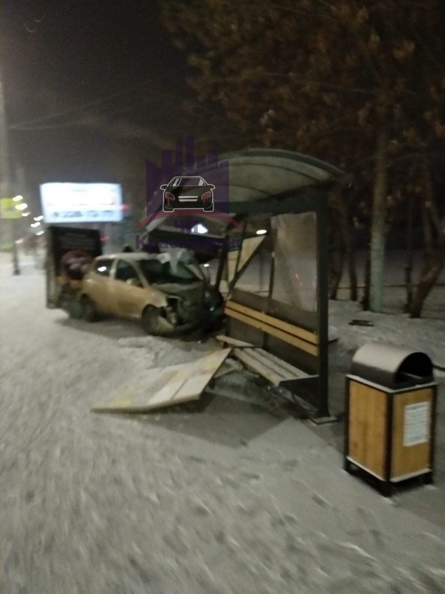 В Красноярске машина въехала в остановку на улице Игарская, водитель сбежал