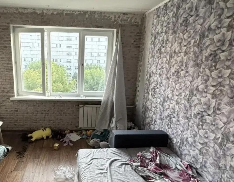 Двухлетний ребенок выпал из окна на красноярской улице Карбышева