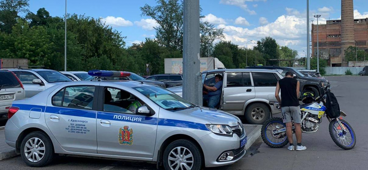 В Красноярске парень завёл мотоцикл, и он тут же врезался в машину и пенсионерку
