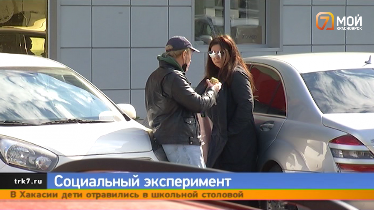 Пьяный артист Красноярского музтеатра решил сесть за руль, но не справился даже с дверью авто