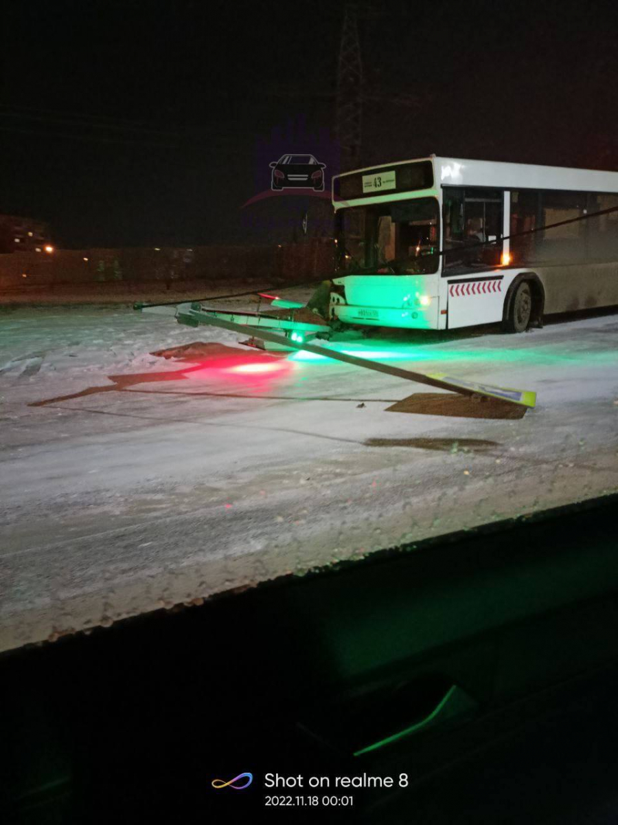В Красноярске водитель автобуса № 43 снес светофор