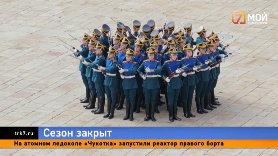 Выстрелы, сабли и конная карусель — в Москве завершили сезон кремлёвских разводов караулов
