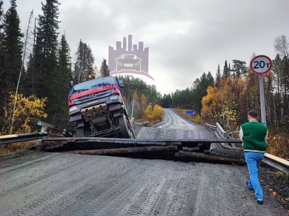 В посёлке Мотыгино Красноярского края рухнул мост