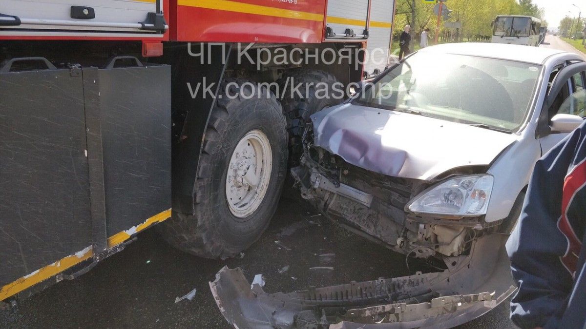 Пожарная машина снесла капот легковушки в Солнечном (фото) — Новости  Красноярска на 7 канале