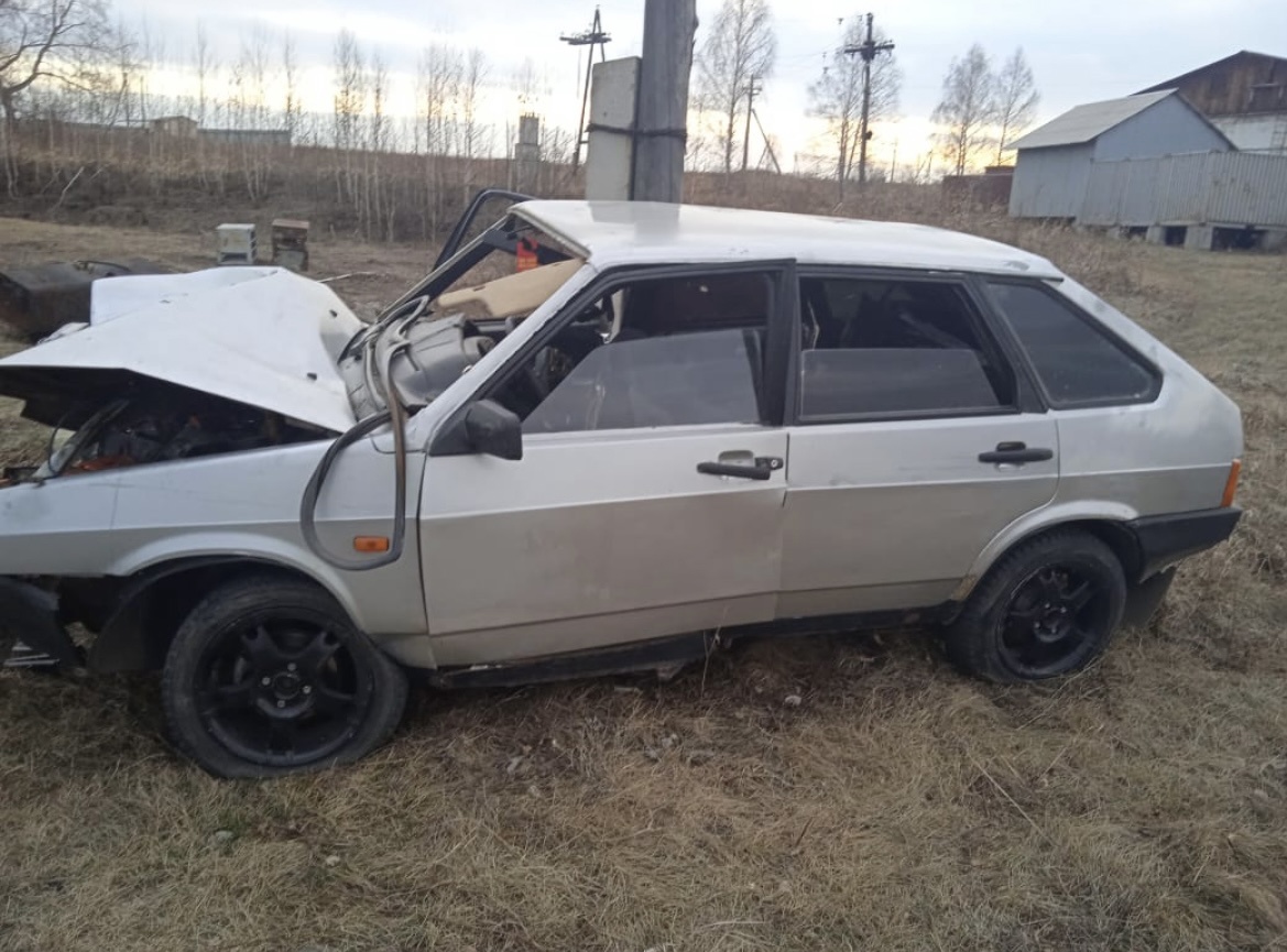 В Красноярске 4 человека пострадали после столкновения машины со столбом