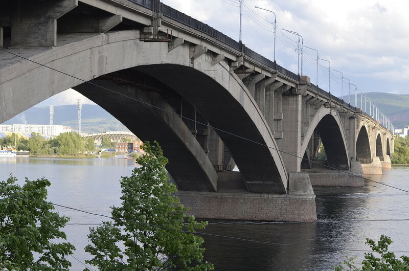 В Красноярске мужчина пытался сброситься с Коммунального моста