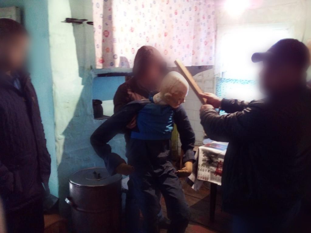 В Красноярском крае мужчина убил пенсионера поленом из-за отказа покупать мед
