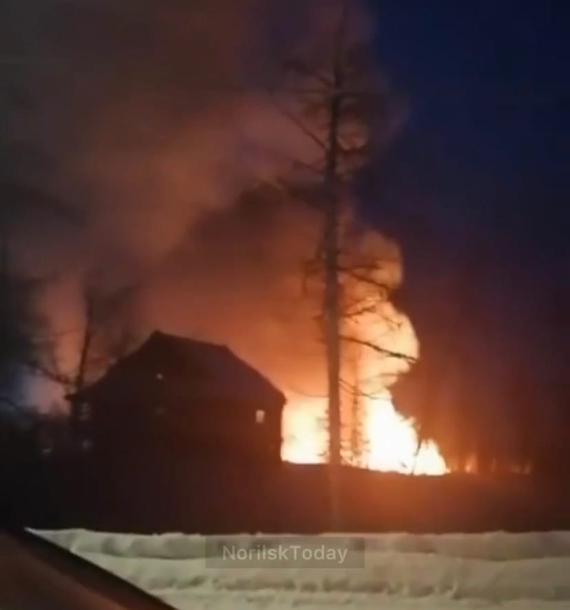 В Норильске загорелся один из домиков на туристической базе «Березка»