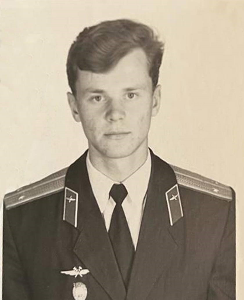 Глава Красноярска Владислав Логинов поделился своим студенческим фото из военного училища