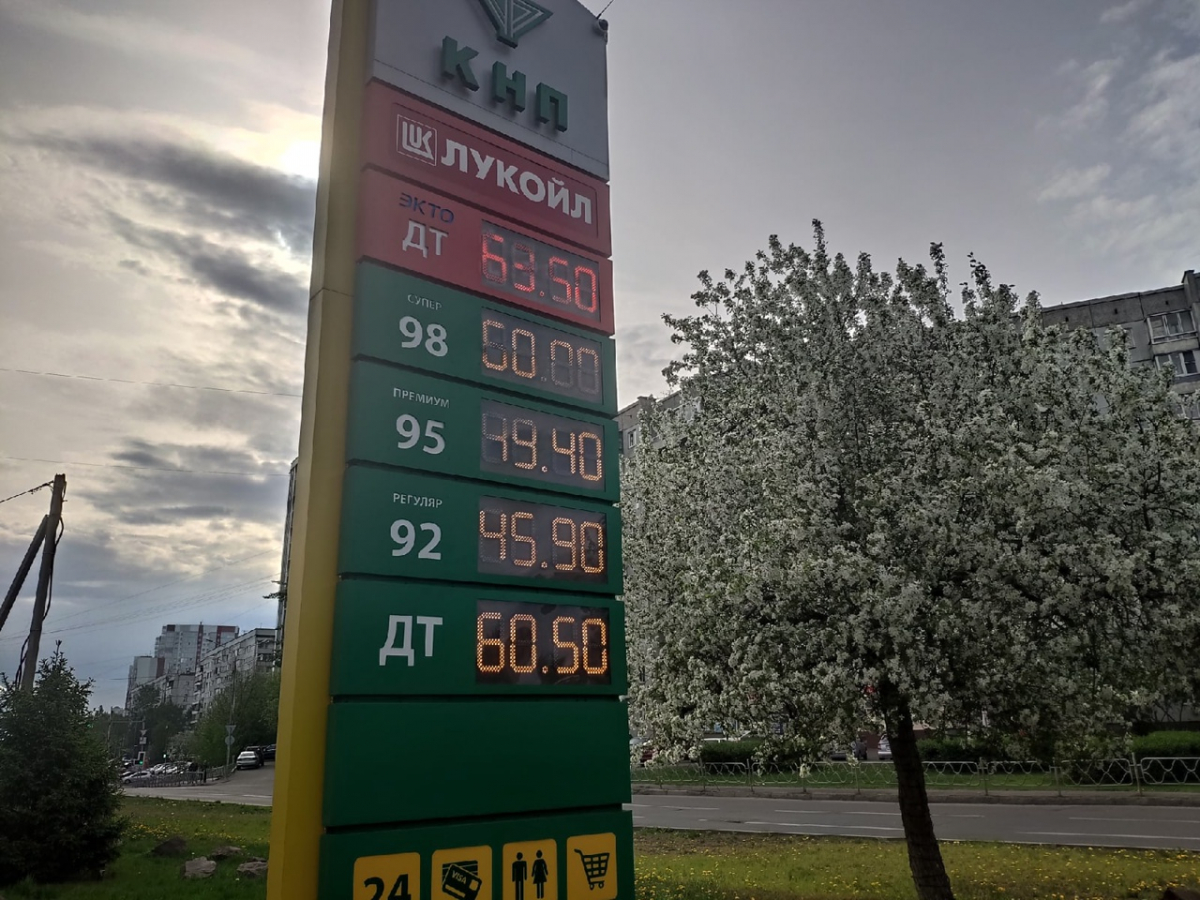 В Красноярске на заправках «КНП» подешевел бензин