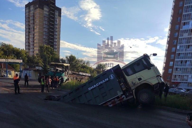 В Красноярске грузовик провалился под землю