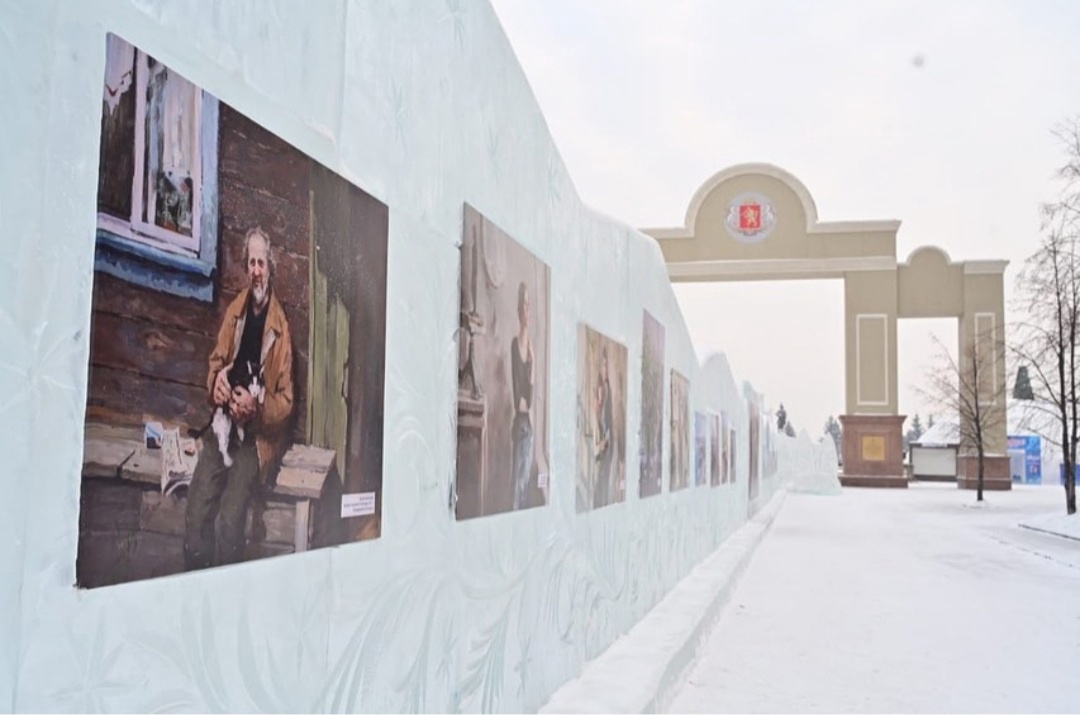 На площади Мира в Красноярске появилась ледовая галерея с картинами Сурикова 