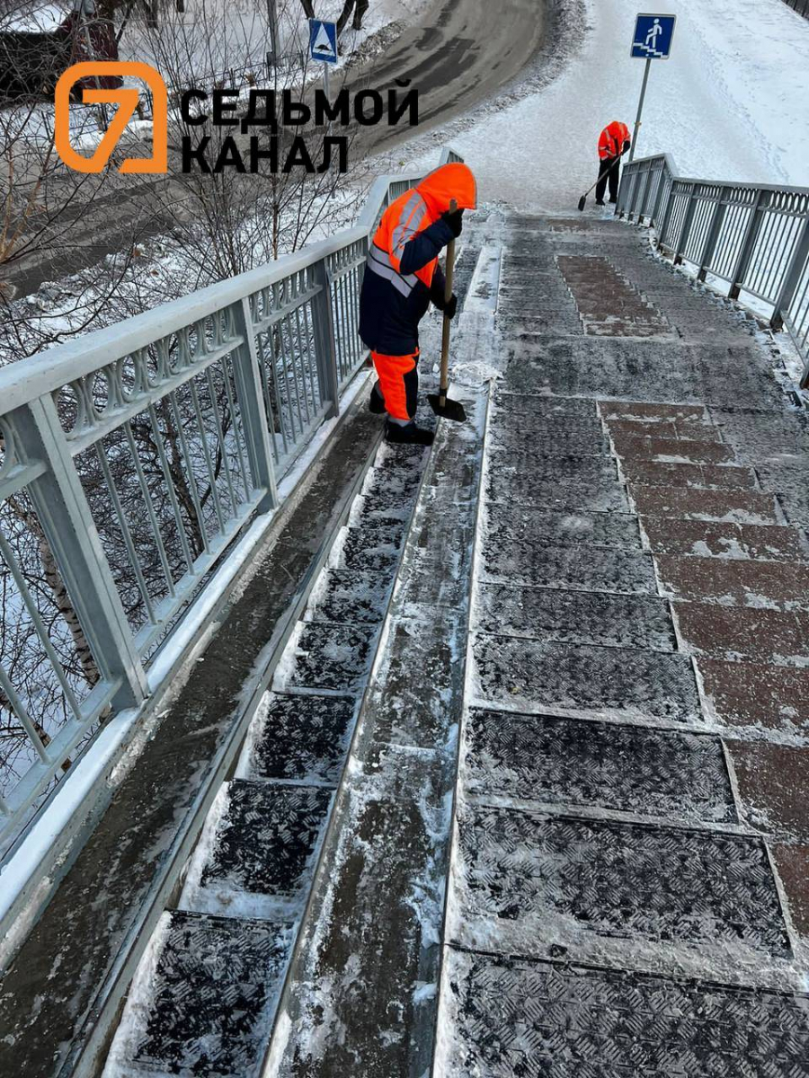 В Красноярске 64-летний мужчина упал на скользкой лестнице и умер