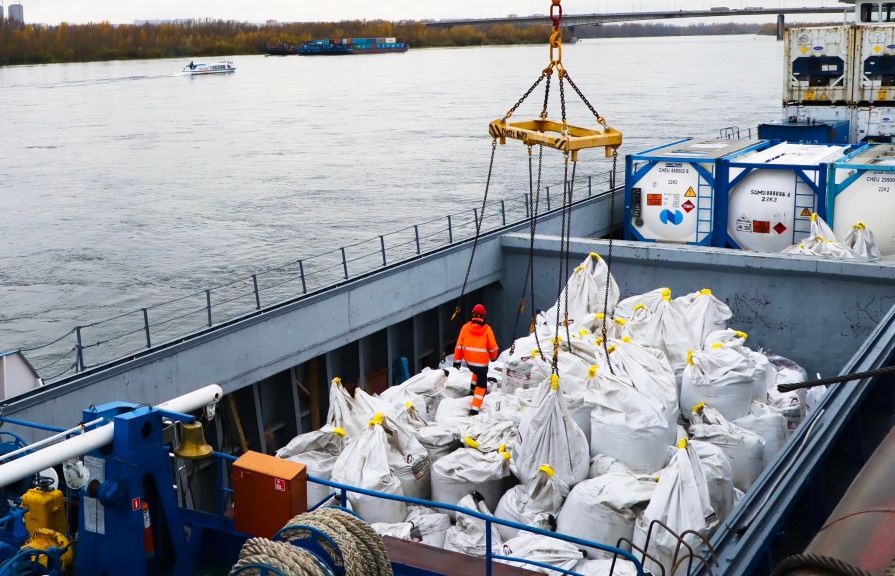 В Норильск по Енисею завезли грунт для озеленения городского озера