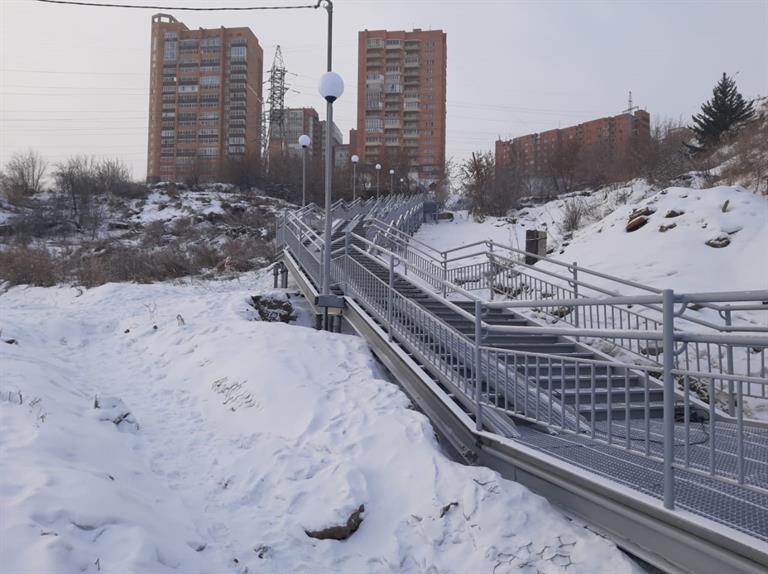 С задержкой в два месяца в Красноярске возле «Орбиты» появилась новая лестница