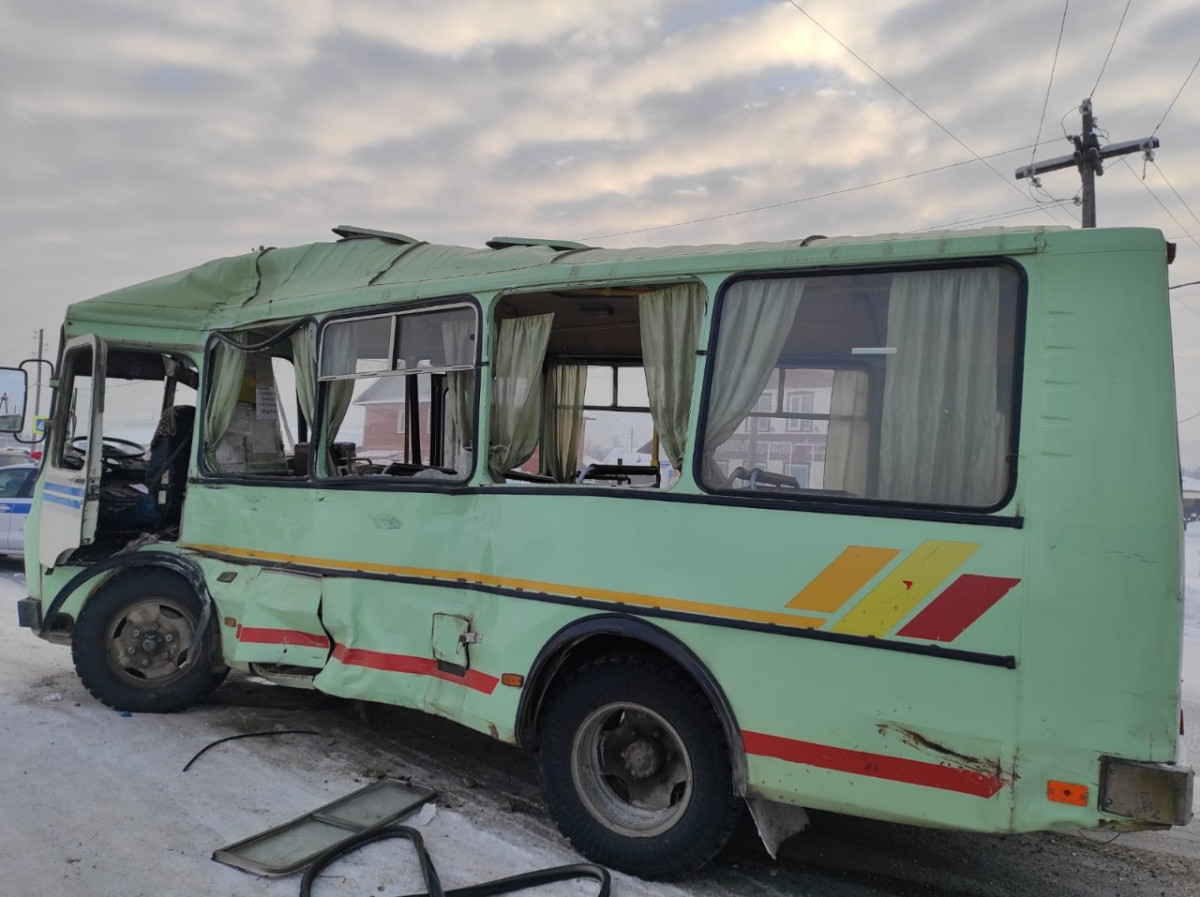 В Красноярском крае 9 пассажиров пострадали в аварии с автобусами