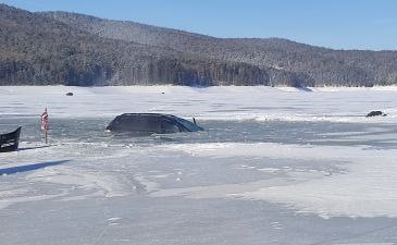 Автомобиль с рыбаками едва не ушел под лед на Красноярском водохранилище