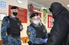 Красноярец пришел к судебным приставам с ракетницей и наручниками. Фото: ФССП России по краю