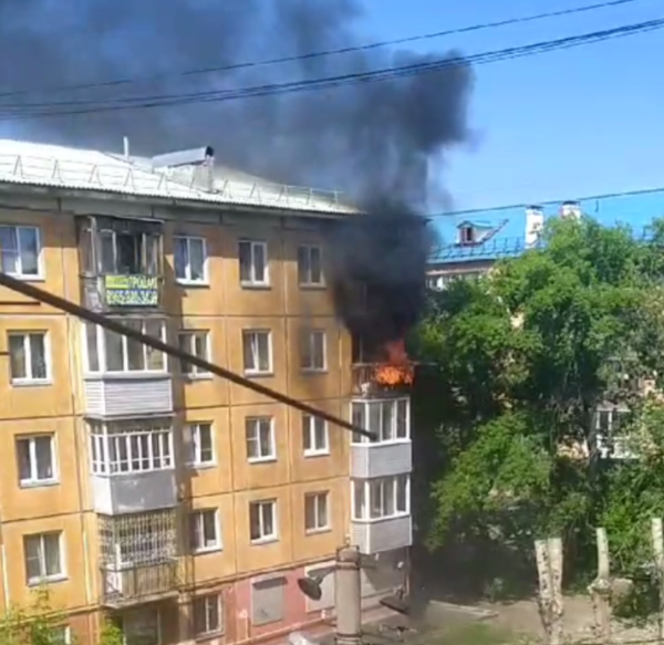 В Красноярске на Красрабе загорелась пятиэтажка: слышны взрывы