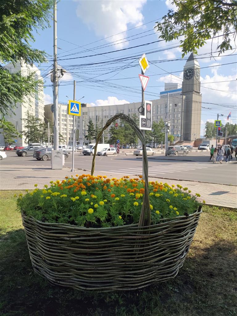 В Красноярске с улиц начали убирать цветники-корзины