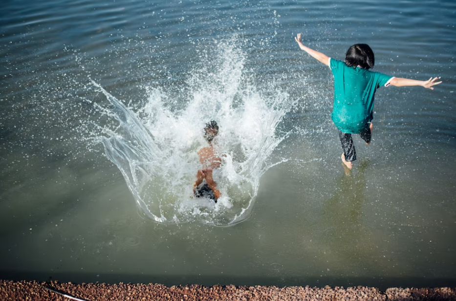 В воде происходят резкие. Купание в озере. Мальчик прыгает в воду фото. Несанкционированный пляж.
