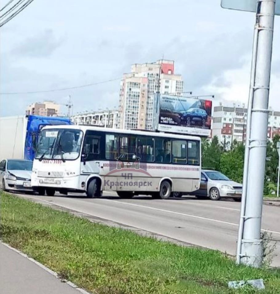 Огромные пробки образовались в Красноярске на улице Авиаторов из-за ДТП 