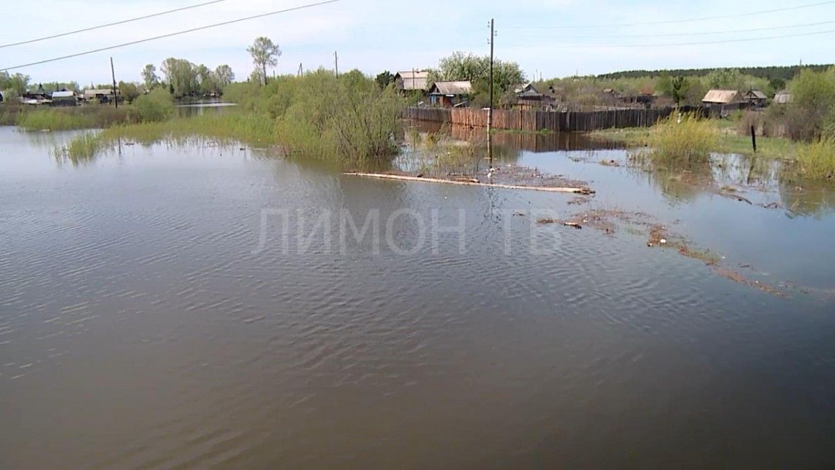 В Канске река вышла из берегов и затопила дворы (видео) — Новости  Красноярска на 7 канале