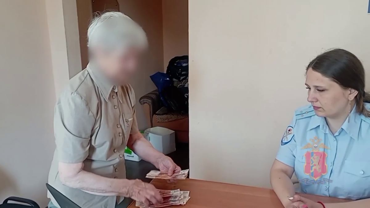 В Красноярском крае задержали курьера мошенников, который переносил 200 тысяч рублей