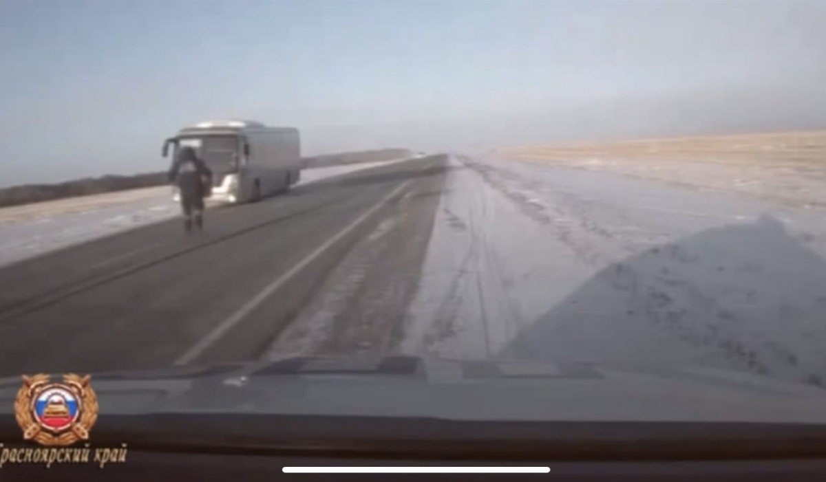 На трассе Красноярского края в 30-градусный мороз сломался рейсовый автобус 